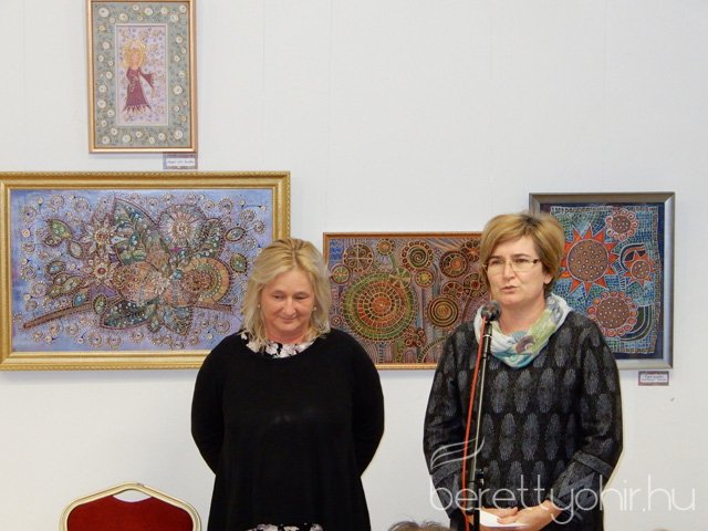 Fellobant az első gyertya lángja 18